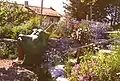 Burgberg mit Kriechtunnel im Natur-Erlebnis-Kinder-garten Oberneuching (u.&nbsp;a. mit Blumen-Schotterrasen, heimischen Wildstauden).