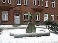 Der unzerstörte Burghof-Brunnen im Winter 2012.