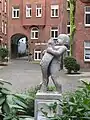Burghof-Brunnen mit dem Fischer-Jungen im Flensburger Burghof (1909/1910; 2016 durch Vandalismus zerstört)