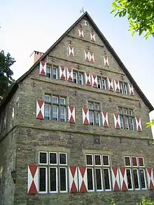 Frontansicht des Burghofs, Blick von Osten