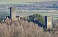links Hauptburg mit Bergfried, rechts zweiter Bergfried