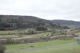 Bild 3: Ansicht des Zaunsbacher Berges von Nordosten über dem Tal der Trubach (Dezember&nbsp;2014)