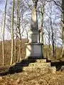 Obelisk (1900) über der Lourdesgrotte