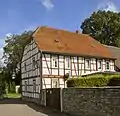 Altes Fachwerkhaus in der Nähe der Kirche