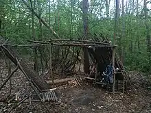Bushcraft-Camp mit Sitzgelegenheiten