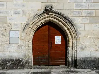 Eingangsportal der Ortskirche