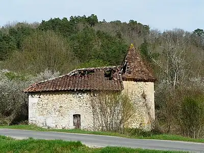 An der Kreuzung von D 2 und D 109 gelegene Ruine