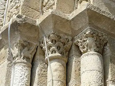 Kapitelle am Westportal