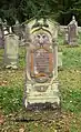 Verzierter Grabstein mit einem den Familiennamen symbolisierenden Adler