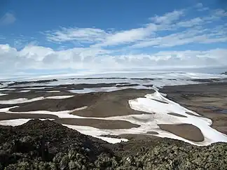 Blick von der Basis der Byers-Halbinsel nach Osten auf den Rotch Dome (Hintergrund) mit der davor aufragenden Urvich Wall