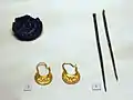 Aus einer Frauenbestattung (Grab 108): byzantinisch anmutender Schmuck mit goldenem halbmondförmigen Ohrgehänge, Haarnadeln und silberner Nadeldose; Ende 6./Anfang 7.&nbsp;Jahrhundert.