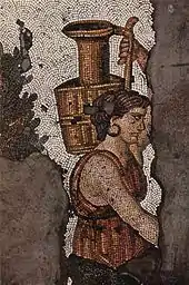 Frau, die einen Krug trägt