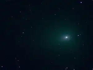 Der Komet C/2022 E3 (ZTF) aufgenommen am 5.&nbsp;Februar 2023 bei Vollmond in Zenitnähe im Sternbild Fuhrmann (Auriga) mit Sternen bis zur 16.&nbsp;Größenklasse. Zusammengesetzt aus fünf nachgeführten Einzelaufnahmen mit je 15&nbsp;Sekunden Belichtungszeit, Belichtungsindex ISO&nbsp;12800, Pixelgröße 4,7&nbsp;Mikrometer, Bildgröße 17&nbsp;mm&nbsp;×&nbsp;13&nbsp;mm beziehungsweise 12‘&nbsp;×&nbsp;9‘.