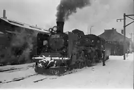 Dampflok C57&nbsp;44 im Bahnbetriebswerk (1974)
