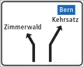 Wegweiser mit Hinweis auf einen nahen Anschluss auf eine Hauptstrasse (in Blau)