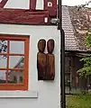 CHC Geiselhart: Doppel­ter Haus-Wächter, Holz farbig gefasst, Hauptstraße&nbsp;9 (2022)