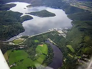 Luftaufnahme von Rurtalsperre Schwammenauel (Staudamm) und Rurstausee (Stausee) mit Halbinseln am Tonsberg (linke Bildmitte) und Eschauel (hinten rechts) sowie Insel Eichert (Bildmitte)