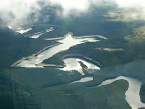 Luftaufnahme von Urfttalsperre und Urftstausee;im Vordergrund der Obersee