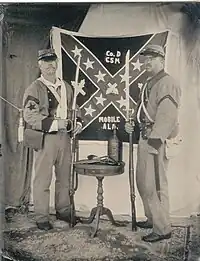 links: Rangabzeichen und Ärmelaufschläge eines Hauptmann des Marine Corps, rechts: Reenactors als CSMC-Ordnance Sergeant und Corporal (2010)