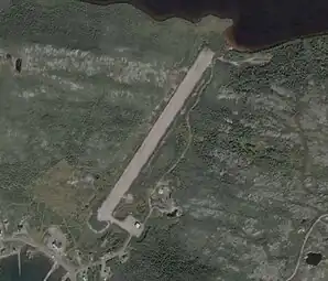 Flugplatz von St. Lewis; links unten im Bild beginnt die Siedlung von St. Lewis