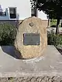 Zweisprachiger Gedenkobelisk der Dankbarkeit für die Sowjetsoldaten aus 1975