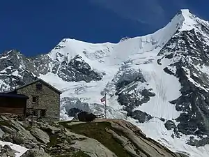 Cabane du Mountet mit Ober Gabelhorn (4063 m)