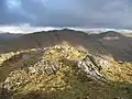 Blick vom Cadha nam Bò Ruadh auf der Südseite von Glen Quoich zum Creag nan Damh