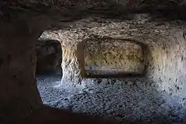 Höhle 14: Stufe im Boden