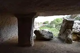Höhle 2: Blick zur eingestürzten Fassade