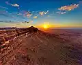 Der Ort Mitzpe Ramon und der Erosionskrater Machtesch Ramon südlich der Airbase