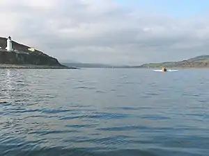 Campbeltown Loch in Blickrichtung Westen. Links ist die Insel Davaar mit Leuchtturm zu sehen.