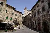 Blick von der Piazza Repubblica zum Palazzo Pretorio (mit Uhrturm)