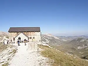 Das Rifugio Duca degli Abruzzi mit der Hochebene Campo Imperatore