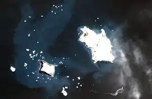 Der Nelson Channel zwischen Candlemas Island (rechts) und Vindication Island (links)