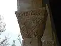 Kapitell mit netzförmigem Flechtbandmuster und Christus als Pantokrator umgeben von den vier Evangelistensymbolen