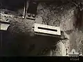 Innenansicht des Matilda II. Über dem Sehschlitz ist ein Einschussloch zu sehen.