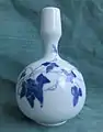 Porzellanvase mit Unterglasurbemalung; Entwurf Carl Kornhas, um 1905, Ausführung Porzellanfabrik Weingarten