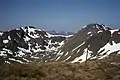 Der Càrn Eighe (rechts) und der Mam Sodhail (links) von Osten