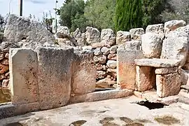 Westseite des Innenhofs mit den Eingängen in die Räume 8 und 9, rechts vielleicht ein Hausaltar