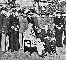 Casablanca-Konferenz: Sitzend: Der amerikanische Präsident Franklin D. Roosevelt und der britische Premierminister Winston Churchill;Stehend, 1. Reihe v. l. n. r.: General Arnold, Admiral King, General Marshall, Admiral Pound, Air Chief Marshal Portal, General Brooke, Field Marshal Dill und Admiral Mountbatten