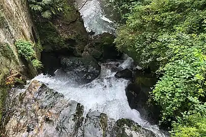 Eine der offenen Stufen außerhalb der Grotte