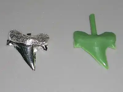 Metallguss rechts: Guss-Modell; links: Guss-Stück (Einguss-Überfluss noch nicht entfernt)