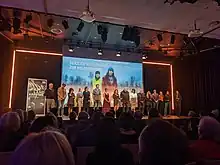 Darsteller des Films Immerstill bei der Premiere im Casino Velden, in der Mitte die Regisseurin Eva Spreitzhofer.