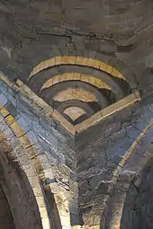 Trompenbögen unter dem Vierungsturm von Santa Cruz, Castañeda, Spanien (12. Jh.)