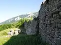 Mauer, die einen Teil des inneren Bereiches der Einfriedung umgibt