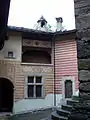 Der Innenhof der Burg und seine Fresken, viele davon inspiriert von denen des Castello di Fénis