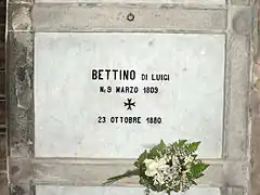 Grabplatte in der Kapelle von Castello Brolio