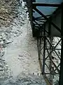 Stahlträger zum Tunnel mit Kennzeichnungen von Mauerrissen