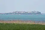 Lage der Stadt über dem Lago Trasimeno; Ansicht von Süden