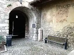 Alter Eingang mit Freskenresten